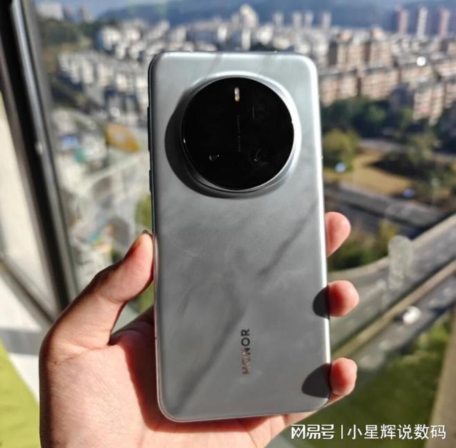 荣耀高端旗舰跌至4798元2亿像素+卫星通信+IP69终于等到了
