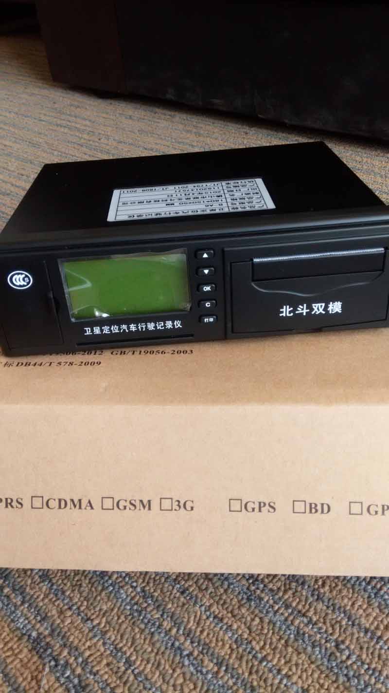 汽车北斗卫星定位行车记录仪一体机