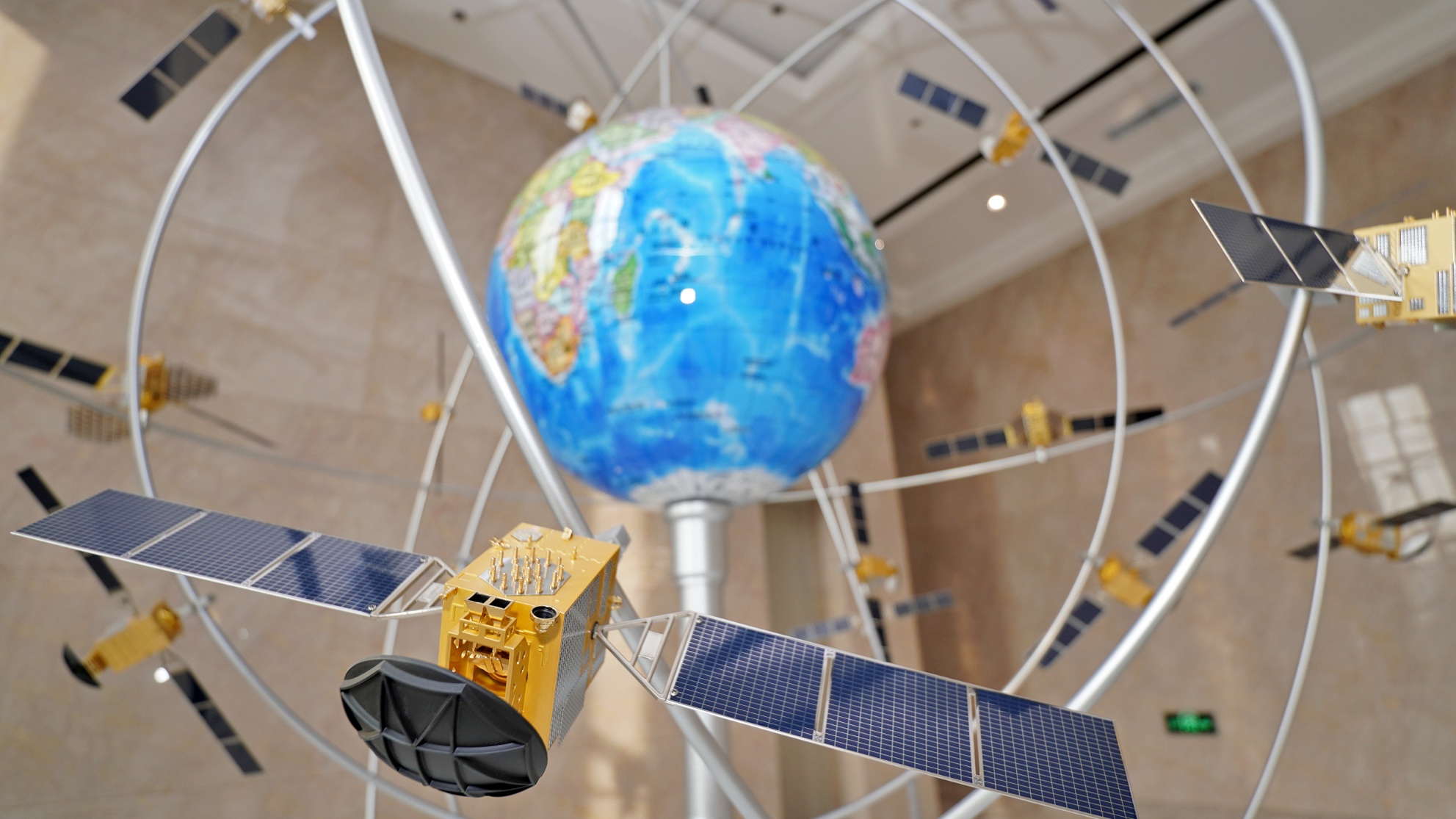 2024新款北斗GPS定位跟踪器小型远程汽车载车辆追跟踪防盗防丢(图1)