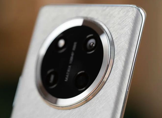 北斗卫星手机降到1345元6600mAh+1亿像素轻松实现三天一充电(图2)