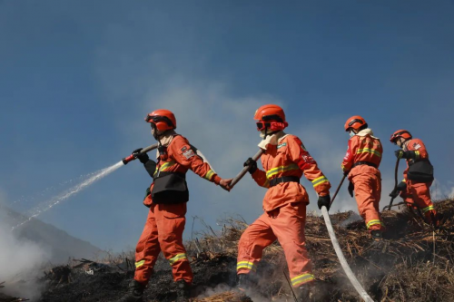 北斗应急救援头盔：头顶北斗精准定位从通信到防护让救援无惧险阻