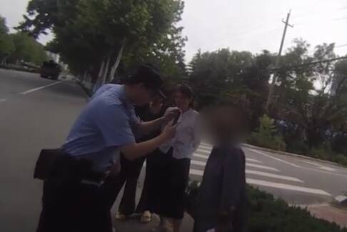 青岛：申领一把“回家的钥匙” 点亮走失老人回家路