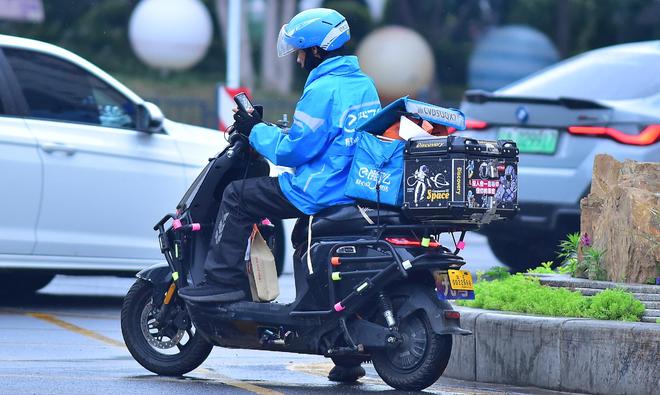 腾讯回应米哈游起诉：QQ用户资料不能随便给；特斯拉首曝Cyber SUV；外卖「小电驴」须装北斗定位｜极客早知道