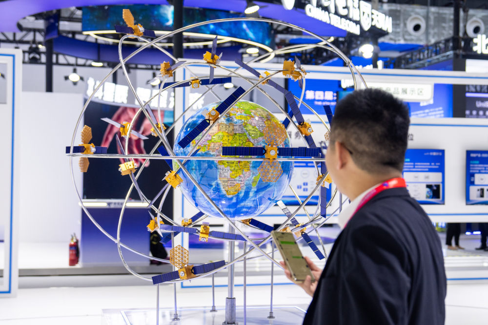 参考消息特稿 “中国北斗”成为全球共享“时空引擎”