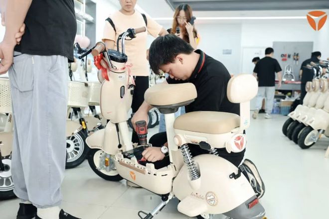 雅迪、绿源、台铃新标车都长啥样？没脚踏用铅酸能定位涨了多少钱？(图4)