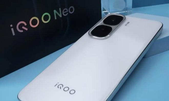 仅2249元价格亲民的一款骁龙8至尊版手机2K屏+6800mAH+120W