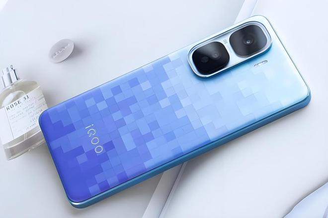 仅2249元价格亲民的一款骁龙8至尊版手机2K屏+6800mAH+120W(图3)