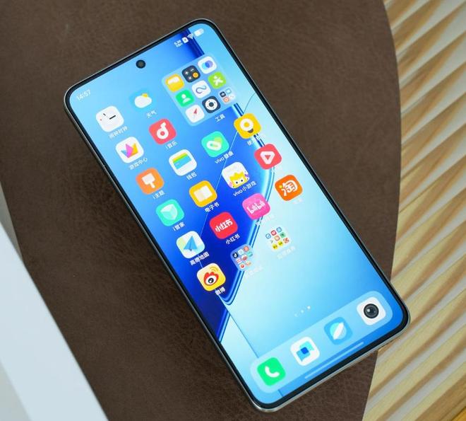 仅2249元价格亲民的一款骁龙8至尊版手机2K屏+6800mAH+120W(图2)