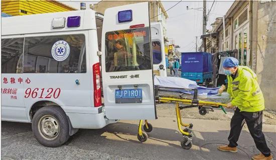 钱江观潮丨不鸣笛的护送车温暖出院路