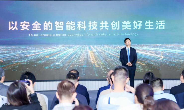 萤石发布会的「两张面孔」：AI硬件的「激进」与品牌叙事谨慎」(图1)